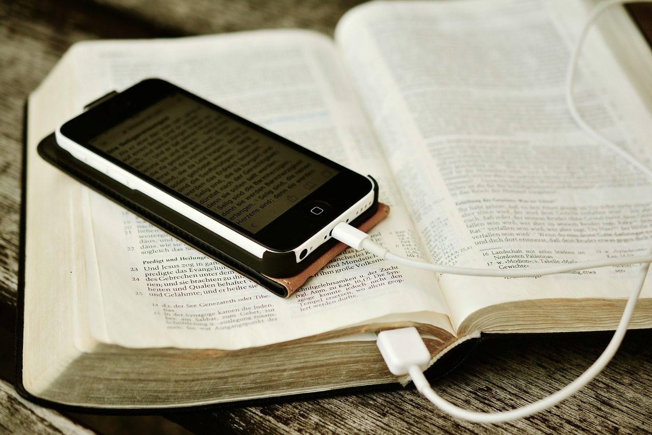 Bible Iphone Mobile Phone Read  - congerdesign / Pixabay