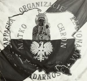 Zdjęcie Sztandaru Podkarpackiej Organizacji Regionalnej Solidarność , na którym widnieje napis Matko Chroń z 1980 r.