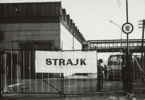 Zdjęcie napisu Strajk znajdującego się na bramie Sanockiej Fabryki Autobusów w Sanoku z 1980 r.