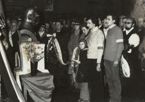 Zdjęcie z Mszy Św. odprawionej w kościele Przemieniania Pańskiego w Sanoku, na którym widoczne jest popiersie Józefa Piłsudskiego oraz w oddali zdjęcie Papieża Jana Pawła