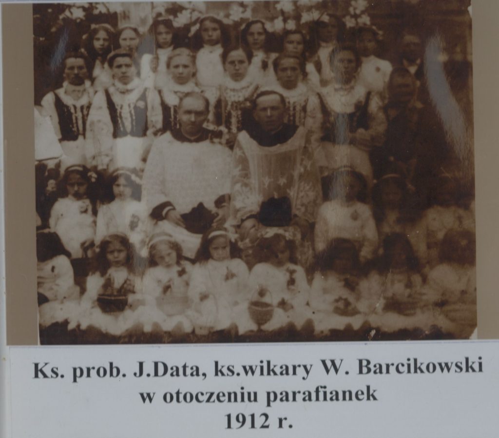 ks-data-i-ks-barcikowski-w-otoczeniu-parafianek-1912-r
