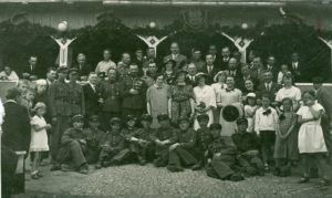 Fotografia uroczystości w fabryce ok 1937 r., na zdjęciu grupa osób w tym m.in. płk Zygmunt Cšadek (1895–1979) dowódca 2 pułku Strzelców Podhalańskich w Sanoku