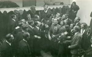 Fotografia uroczystości w fabryce z ok 1937 r., na zdjęciu grupa mężczyzn