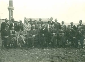 Fotografia uroczystości w fabryce z ok 1937 r., na zdjęciu gruba osób w tym m.in. prof. August Piccard