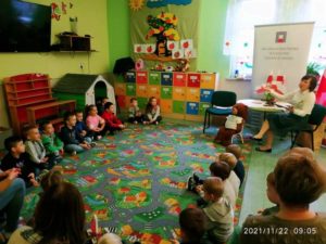 Grupa dzieci słuchających czytanki o historii Polski