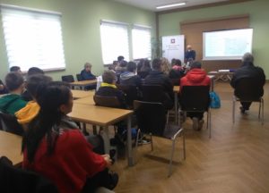 prezentacja kierownika Oddziału w Sanoku materiałów dotyczących Prusieka dla uczniów Szkoły Podstawowej w Prusieku