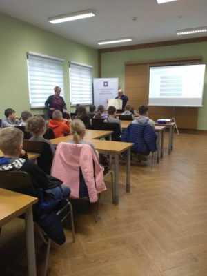 Grupa uczniów z Szkoły Podstawowej w Nowotańcu podczas lekcji archiwalnej_01
