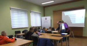 Grupa uczniów z Szkoły Podstawowej w Nowotańcu podczas lekcji archiwalnej_02