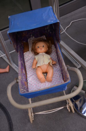 lalka w wózku - fragment wystawy