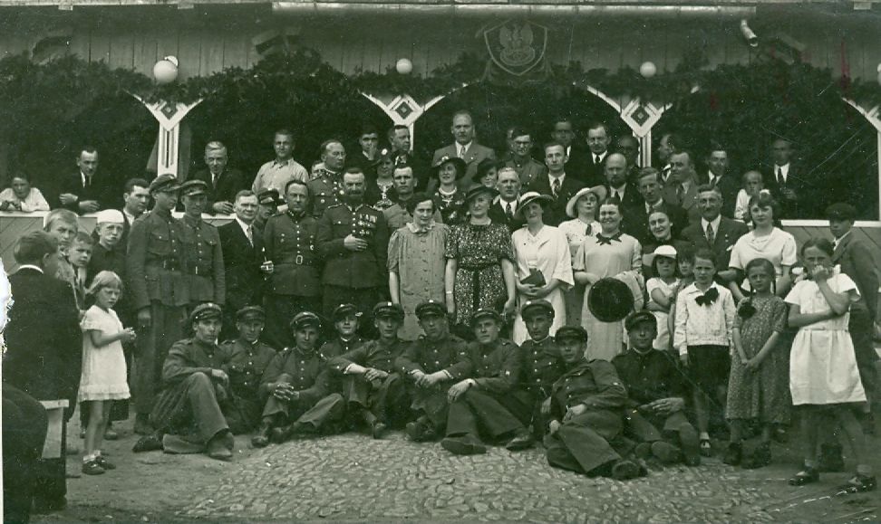Fotografia uroczystości w fabryce ok 1937 r., na zdjęciu grupa osób w tym m.in. płk Zygmunt Cšadek (1895–1979) dowódca 2 pułku Strzelców Podhalańskich w Sanoku