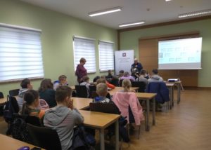 Grupa uczniów z Szkoły Podstawowej w Nowotańcu podczas lekcji archiwalnej_03