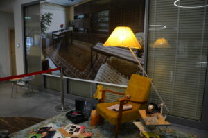 fotel, adapter, lampa, stolik - fragment wystawy