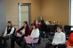 Grupa kobiet siedząca w Sali konferencyjnej